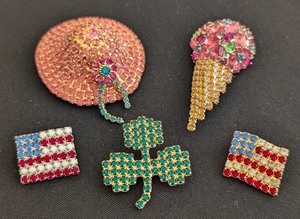 lot 284 image: DR - Set of 5 Bauer Rhinestone Brooches - Hat, Ice Cream, Flags, and Clover