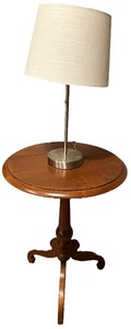 1990s Ethan Allen Country Crossings Traditional Farmhouse Solid Maple Candle Stand Side Table (17-8415 Cinnamon) with 360 Lighting Flesner Brushed Nickel Table Lamp