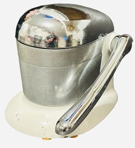 JUICER Vintage Rival Juice-O-Mat Manual Juicer 1940s-1950s featuring a White Enamel Base and a Chrome Tilt-Top (A)