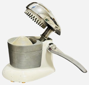 JUICER Vintage Rival Juice-O-Mat Manual Juicer 1940s-1950s featuring a White Enamel Base and a Chrome Tilt-Top (A)