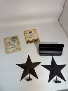 lot 32 image: Lot of Wall Decor