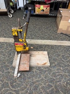 lot 84 image: Elmers Midget Helper Brick Cutter