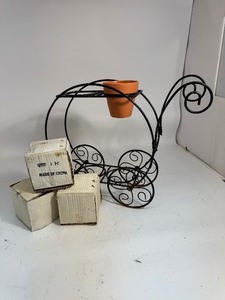 lot 93 image: Metal Pot Holder