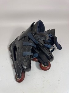 lot 55 image: Size 8 Rollerskates