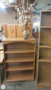 lot 33 image: Set of 2 Wood Bookcases with Shelving