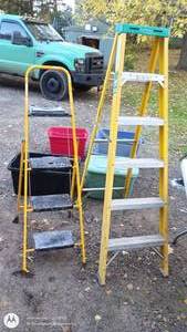 lot 39 image: Set of 2 Utility Step Ladders - Fiberglass and Metal
