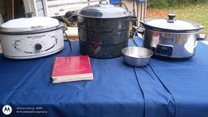 lot 42 image: Assorted Kitchen Appliances and People Pleasers Cookbook Set