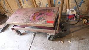 lot 60 image: Hydraulic Lift Table Cart with Handle