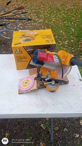 lot 94 image: Roughneck Bench Wall Mount Chain Saw Chain Sharpener with Grinding Wheel