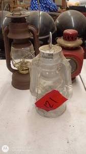 lot 121 image: Collection of 4 Vintage Oil Lanterns and Metal Funnel