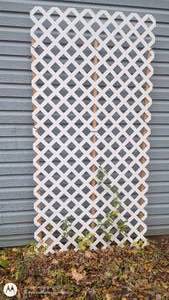 lot 127 image: White Plastic Garden Lattice Panel