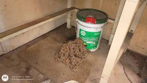 lot 178 image: Heavy Duty Metal Chain and Tractor Hydraulic Fluid Bucket