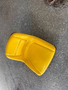 lot 4 image: JOHN DEERE TRACTOR SEAT