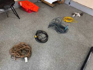 lot 5 image: EXTENSION CORD LOT