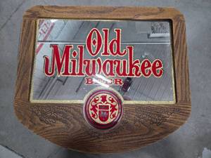 lot 212 image: Old Milwaukee Beer Sign and clock