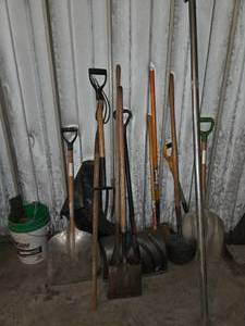 lot 149 image: Lot of misc Shovels