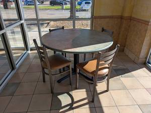 lot 2 image: COMMERCIAL 30 ROUND DINING TABLE W CHAIRS (4)