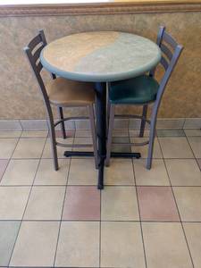 lot 7 image: COMMERCIAL HIGHTOP ROUND DINING TABLE W HIGHTOP CHAIRS (2)