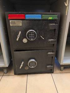 lot 22 image: COMMERCIAL DOUBLE DOOR SAFE