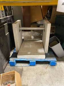 lot 25ET image: Marble Table (590238)