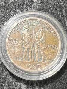 lot 10 image: 1935 US BOONE COMMEM HALF DOLLAR IN AIRTITE