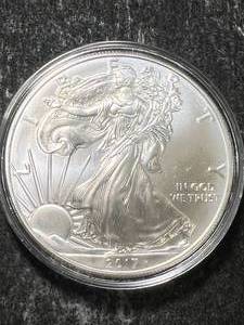 lot 22 image: 2017 AMERICAN SILVER EAGLE 1 TROY OZ .999 FINE SILVER IN AIRTITE