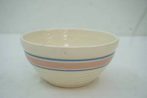 lot 4 image: Vintage McCoy Mixing Nesting Bowl-Ribbed