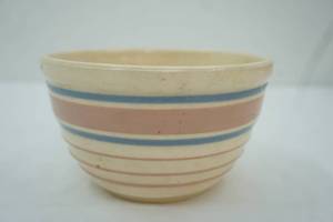 lot 5 image: Vintage McCoy Mixing Nesting Bowl-Ribbed