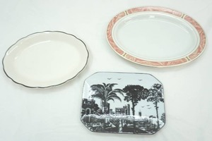lot 32 image: Buffalo China, Majesty Fine China Marble Rose 8423,  & 60s Vintage Decorative Souvenir Plate of Old Spain