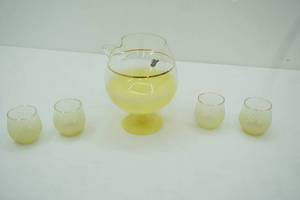 lot 41 image: Vintage West Virginia Glass Pitcher with 4 glasses