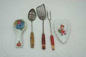 lot 58 image: Vintage Kitchen Utensils (Ekco USA Slotted Spoon), Lefton China Hand Painted DishwGirl