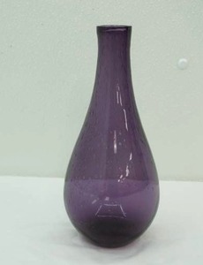 lot 68 image: Vintage Tarnow Purple Amethyst Glass Vase from Poland 10 Tall