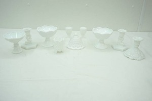 lot 71 image: Vintage Milk Glass Pieces