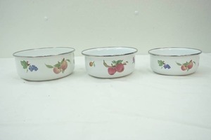 lot 79 image: Set of 3 Vintage Enamelware Nesting Bowls