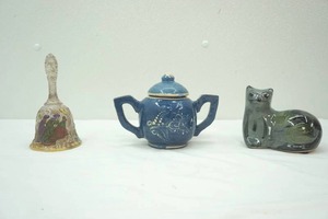 lot 81 image: Vintage Fenton Bell Nativity Scene, Blue 2-Handled Pot, Mexican Pottery Signed Cat