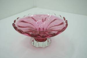 lot 91 image: Vintage Murano Pink and Clear Glass Bowl with Scalloped Edges