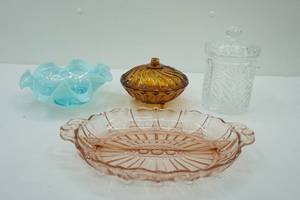 lot 117 image: Vintage Glass Pieces