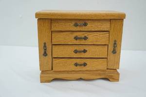 lot 132 image: Vintage Wooden Jewelry Box