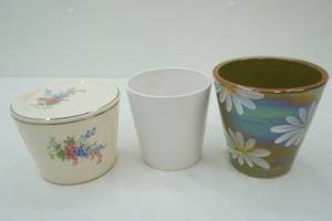 lot 140 image: Vintage Universal Cambridge Pottery Covered Casserole Dish Made in Portugal Translucent Glazed Terracotta Planter