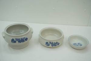 lot 164 image: Vintage Pfaltzgraff Yorktowne Stoneware Crocks & Bowl