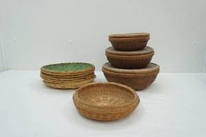 lot 176 image: Vintage Nesting Baskets Woven Plate Holders