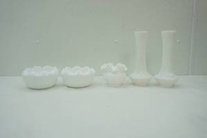 lot 185 image: Vintage Milk Glass Pieces