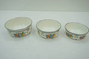 lot 189 image: Vintage Floral Enamel Nesting Bowls -Set of 3