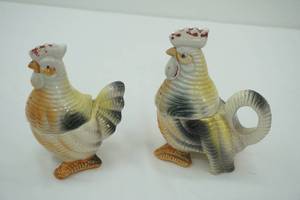 lot 190 image: Vintage Ceramic Rooster & Hen Salt and Pepper Shakers