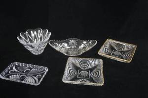 lot 199 image: Vintage Hazel-Atlas Soundwave Pattern Depression Glass Candy Dishes with Gold Trim & more