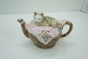 lot 215 image: Vintage Andrea by Sadek Porcelain Cat Teapot