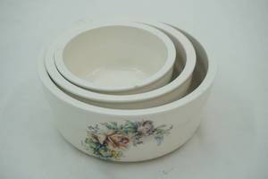 lot 228 image: Victorian Trading Co. Nesting Bowl Set