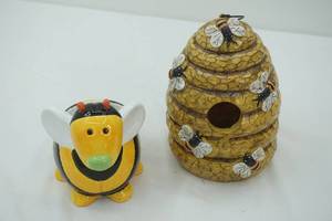 lot 229 image: Honey Bee Bird House & Ceramic Bumble Bee Planter