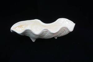 lot 232 image: Vintage Lusterware Porcelain Clam Shell Dish