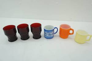 lot 239 image: Vintage Anchor Hocking Georgian Ruby Red Glass Tumblers & Mugs